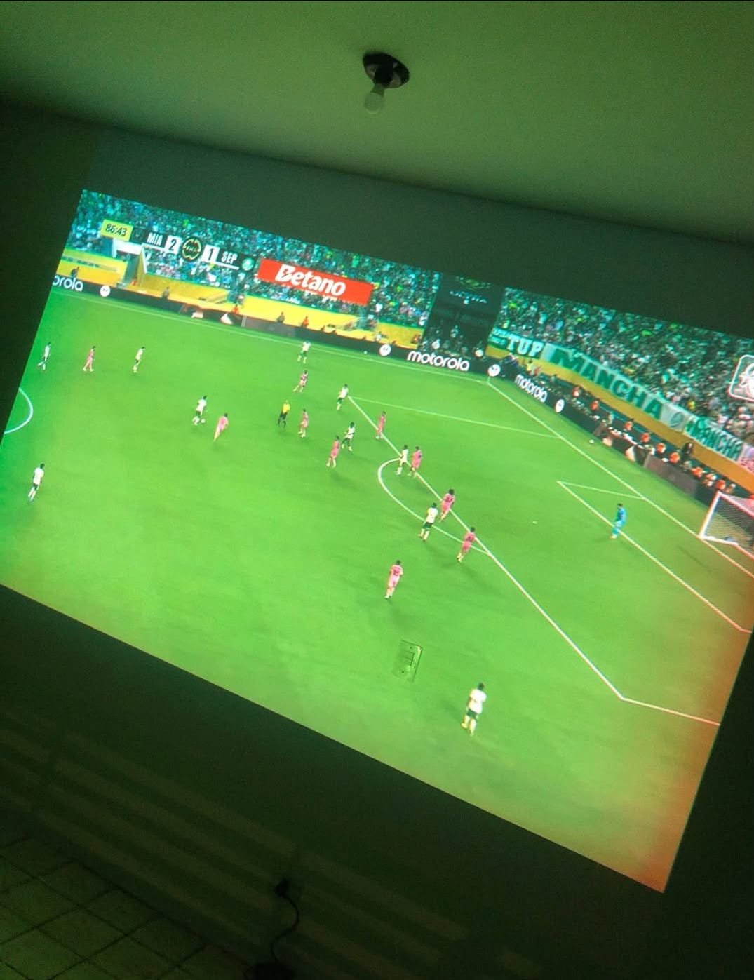 ArenaBox com jogo de futebol na parede